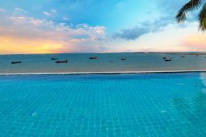 Bazén v ubytování Royal Phala Cliff Beach Resort nebo v jeho okolí