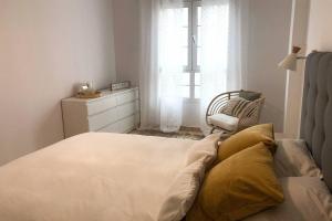 1 dormitorio con 1 cama, 1 silla y 1 ventana en Beautiful apartment in Salinetas Beach, en Salinetas