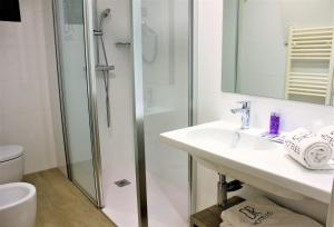 Bilik mandi di Hotel Dos Rios Central