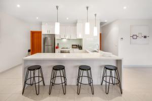 
A kitchen or kitchenette at Modern Unit With Balconies Near Melbourne Airport
