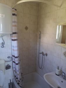 A bathroom at Apartments Tri Palme