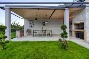 Ogród w obiekcie Luxury design Villa Maell with private pool and high level of privacy - WiiBuk