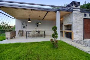 Ogród w obiekcie Luxury design Villa Maell with private pool and high level of privacy - WiiBuk