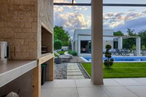 Basen w obiekcie Luxury design Villa Maell with private pool and high level of privacy - WiiBuk lub w pobliżu