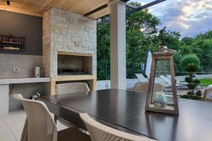 Zdjęcie z galerii obiektu Luxury design Villa Maell with private pool and high level of privacy - WiiBuk w mieście Šišan