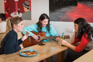Os clientes hospedados em Sheilas Tourist Hostel