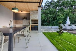 Ogród w obiekcie Luxury design Villa Maell with private pool and high level of privacy - WiiBuk