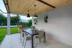 Ogród w obiekcie Luxury design Villa Maell with private pool and high level of privacy - WiiBuk