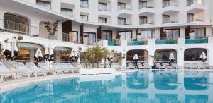 Bazén v ubytování Lalila Blue Suites nebo v jeho okolí