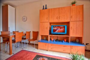 salon z telewizorem, stołem i krzesłami w obiekcie Cipresso 10 w mieście Acquaseria