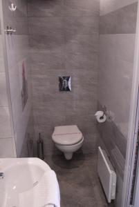 ヴェリコ・タルノヴォにあるApartment Central-LUX 1のバスルーム(トイレ、洗面台、バスタブ付)