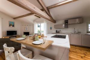 Η κουζίνα ή μικρή κουζίνα στο GREEN VIEWS KEYWEEK Duplex and terrace right above the Biarritz Golf