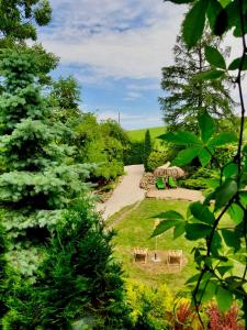 un jardín con mesas y sillas en el césped en Domaradzkie Wzgórze, en Domaradz