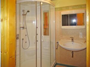 Kúpeľňa v ubytovaní Holiday Home Haus Hermann by Interhome