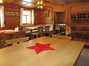 ein roter Stern auf einem Holztisch in einem Restaurant in der Unterkunft Holiday Home Haus Hermann - GOP225 by Interhome in Sankt Gallenkirch