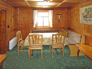 ein Esszimmer mit einem Tisch und Stühlen in der Unterkunft Holiday Home Haus Hermann - GOP225 by Interhome in Sankt Gallenkirch