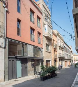 una calle vacía en una ciudad con edificios en Pep Ventura, en Figueres