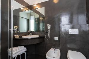 Koupelna v ubytování Hotel Dei Tigli + 37 fotografií