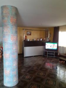 a living room with a pillar and a television at camere de închiriat Duly Costinești in Costinesti