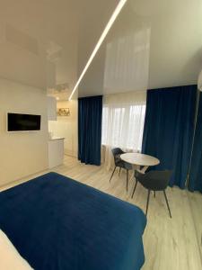 una camera con letto blu e tavolo di New Studio in the center of Kiev a Kiev