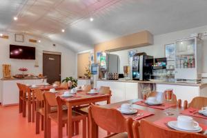 un restaurant avec des tables et des chaises et une cuisine dans l'établissement Residhotel Le Central'Gare, à Grenoble