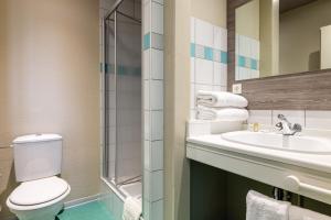 a bathroom with a toilet and a sink at Régina Colmar Vignoble jusqu'à 10 personnes in Trois-Épis +13 photos