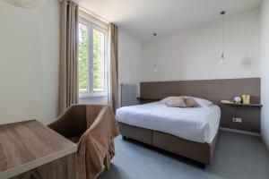 a bedroom with a bed and a chair and a window at Régina pour groupe jusqu'à 10 personnes in Trois-Épis