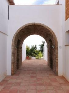 拉古阿的住宿－BeGuest Casas de Taipa，砖砌的白色建筑中的拱门
