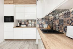 Kuchyňa alebo kuchynka v ubytovaní Deluxe Apartments Sucha Gdańsk by Noclegi Renters