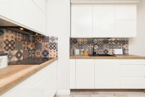 Kuchyňa alebo kuchynka v ubytovaní Deluxe Apartments Sucha Gdańsk by Noclegi Renters