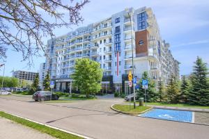 a large apartment building on a city street at Apartamenty Spa Promenada in Kołobrzeg