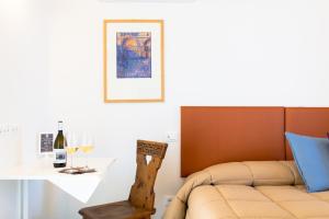 a living room with a couch and a table with wine glasses at Guest House Bella Onda in Tessera