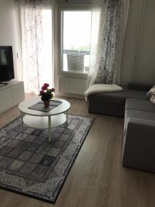 ein Wohnzimmer mit einem Couchtisch und einem Sofa in der Unterkunft Upea kaksio, Keskustorin laidalla in Seinäjoki