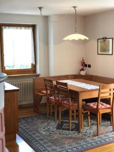 uma sala de jantar com mesa e cadeiras em Casa Crepaz em Canale San Bovo