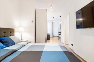 Schlafzimmer mit einem Bett und einem Flachbild-TV in der Unterkunft A pochi minuti da Fiera Bologna Apartment in Bologna
