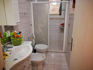 A bathroom at Villa Loriand