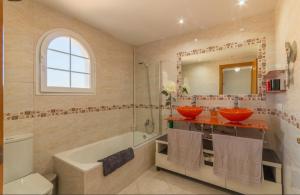 A bathroom at Villa Las Bahías