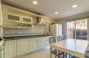 A kitchen or kitchenette at Villa Las Bahías