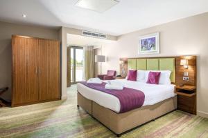 Posteľ alebo postele v izbe v ubytovaní Cotswolds Hotel & Spa