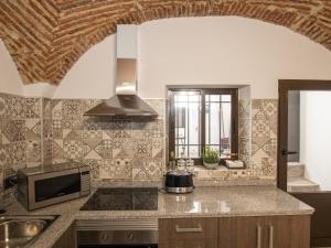 A kitchen or kitchenette at Elegante Apartamento para 5 en el centro de Cáceres con wifi