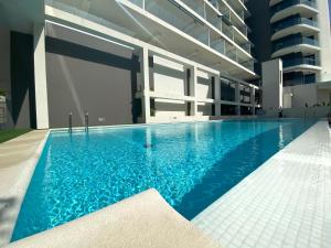 Bazén v ubytování Calpe Beach Family Suite nebo v jeho okolí