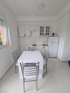 Kuchyň nebo kuchyňský kout v ubytování Apartmani Popivoda