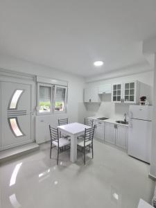 Kuchyň nebo kuchyňský kout v ubytování Apartmani Popivoda