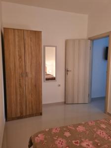 Postel nebo postele na pokoji v ubytování Apartmani Popivoda