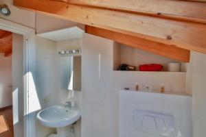 Koupelna v ubytování Contempora Apartments - Ca' Brenta Attic + 14 fotografií