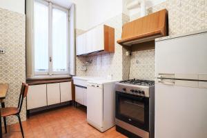 ミラノにあるContempora Apartments - Piazza Grandi 3の小さなキッチン(コンロ、窓付)