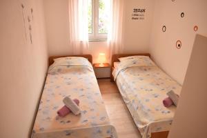 Ein Bett oder Betten in einem Zimmer der Unterkunft Apartman Petra