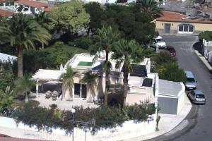 an aerial view of a house with palm trees at Villa-Tauro Leyh in Mogán