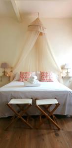 ein Schlafzimmer mit einem großen Bett mit Baldachin in der Unterkunft Les Llambrich - Apartamentos turísticos in L'Ampolla