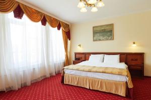 Un pat sau paturi într-o cameră la Armenia Hotel